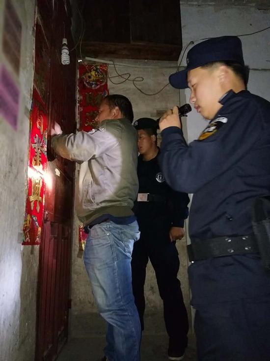 普安县粗心妈妈误将幼女锁家中 