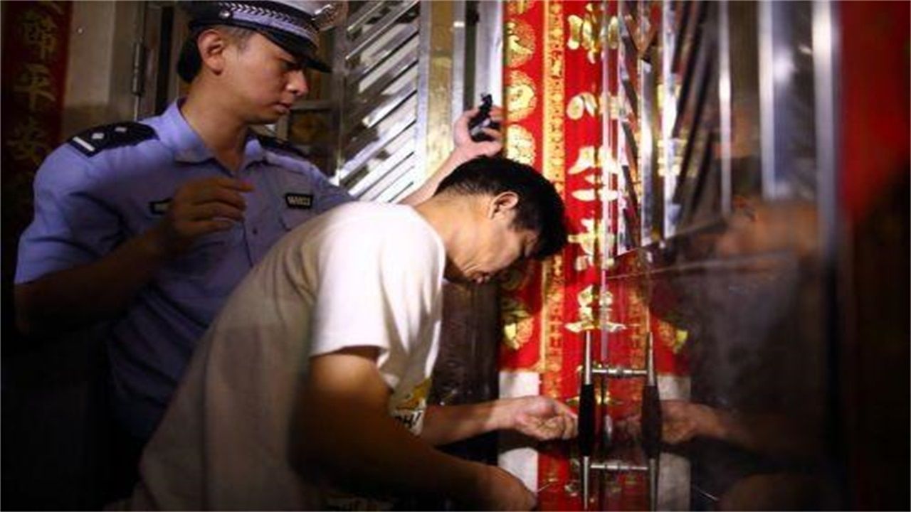 普安县请开锁师傅开了锁后，师傅